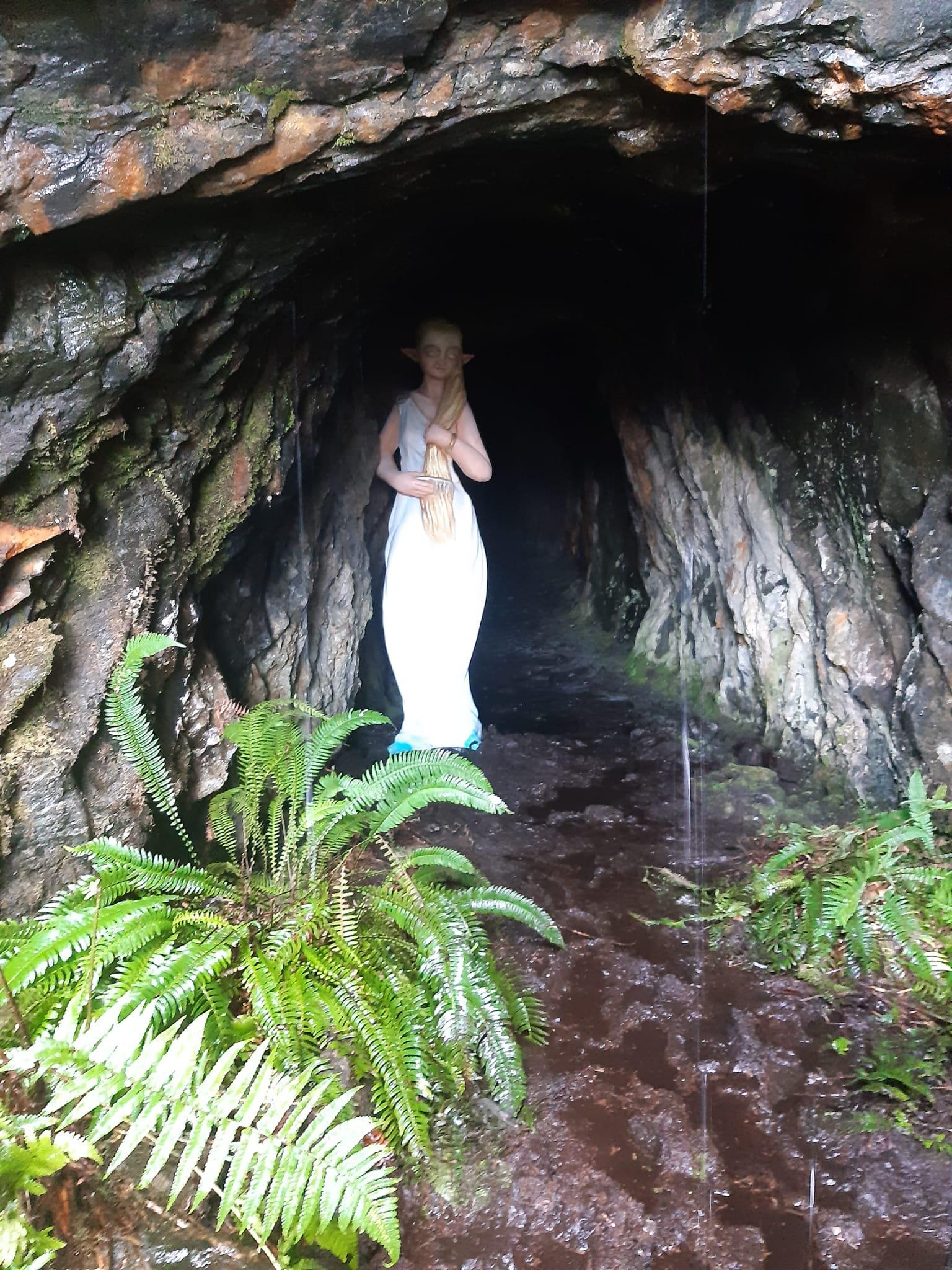 Una moura oculta en una cueva en los márgenes de la senda (Concello de Santiago).