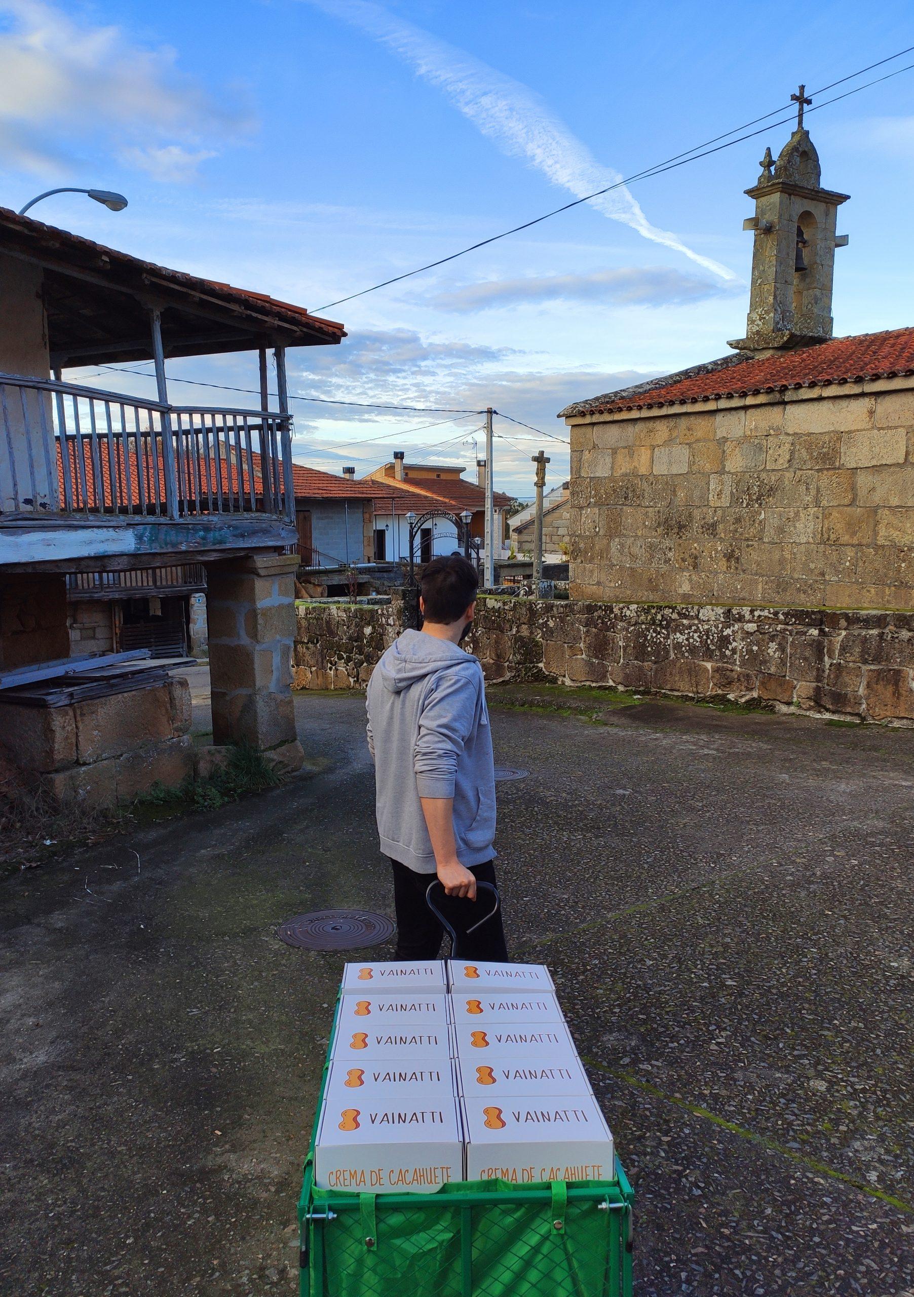 Matías Cecchetti transporta varias cajas de mantequilla de cacahuete (Cedidas).