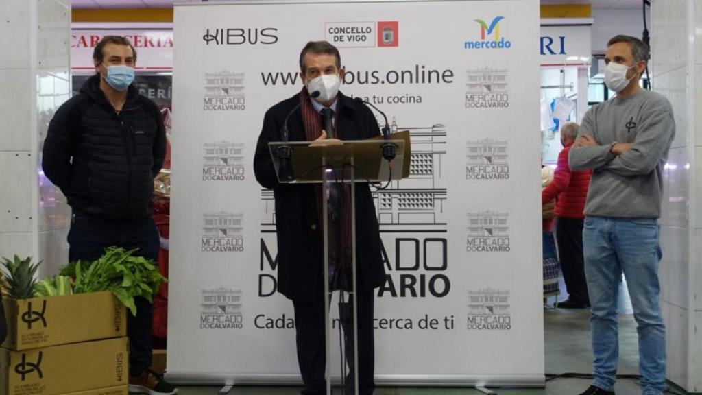 De izquierda a derecha, el director del mercado, el alcalde y el director de Kibus.