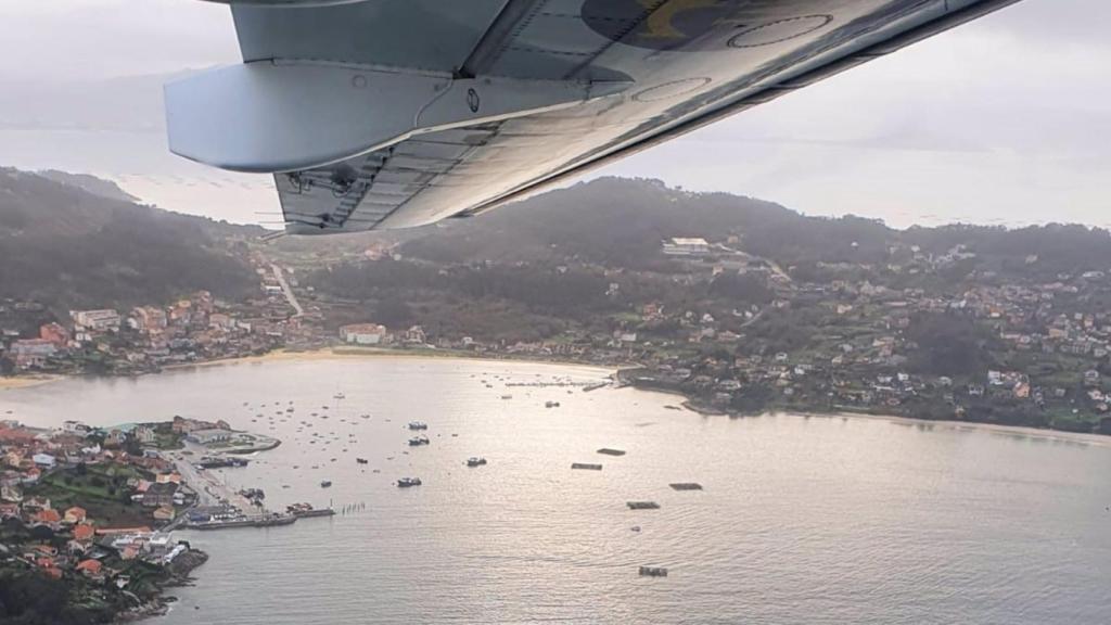 Un avión de Salvamento Marítimo controla la zona para detectar posibles vertidos.