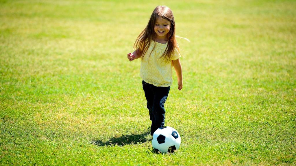 Niña jugando al fútbol