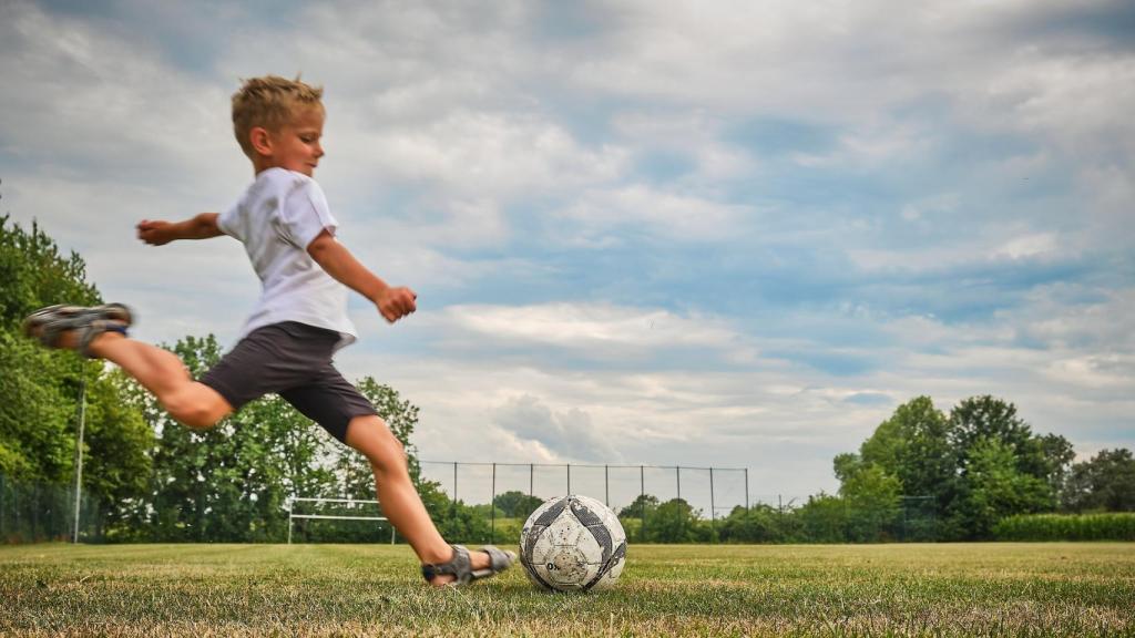 Niño jugando al fútbol