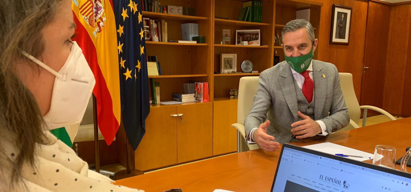 El consejero de Hacienda, Juan Bravo, durante la entrevista.