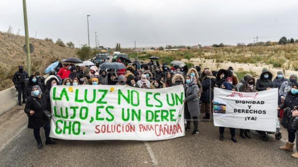 Nochebuena sin luz en la Cañada Real: los vecinos denuncian los cortes en la Fiscalía
