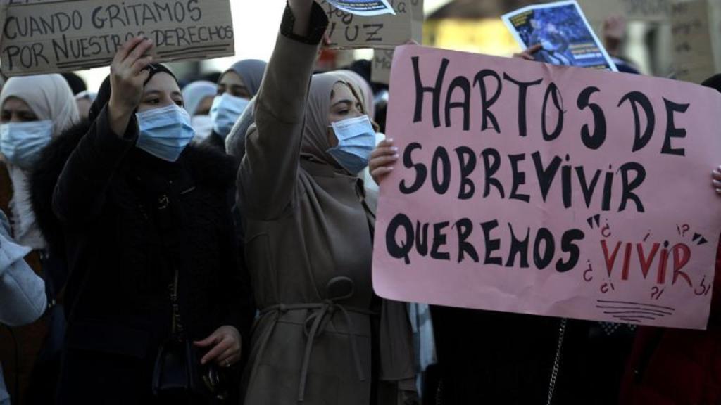 Vecinas de la Cañada Real con pancartas reclaman una solución para los cortes de suministro eléctrico. Europa Press