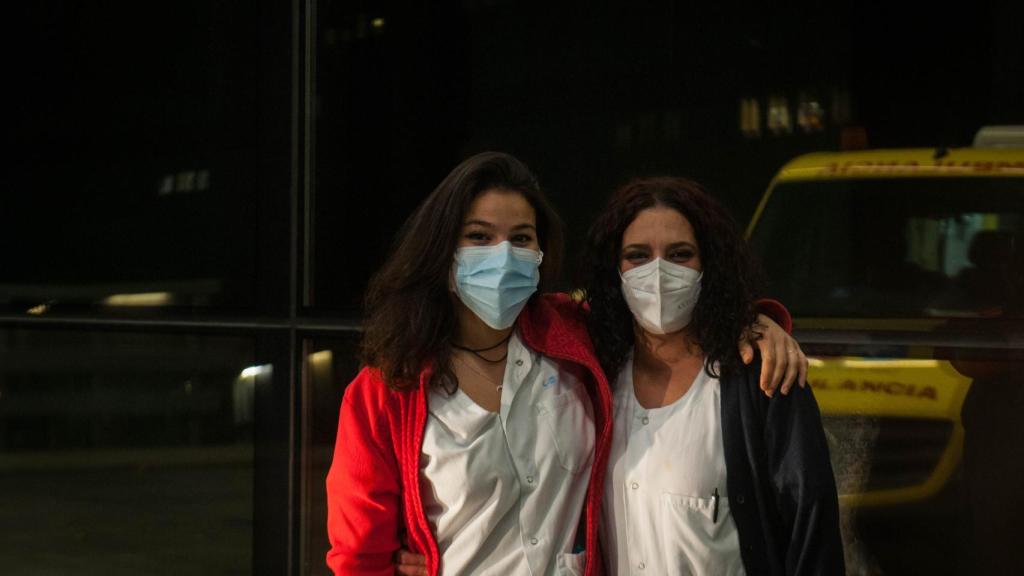 Eva y Estefi, técnicas sanitarias del Hospital Clínico San Carlos de Madrid