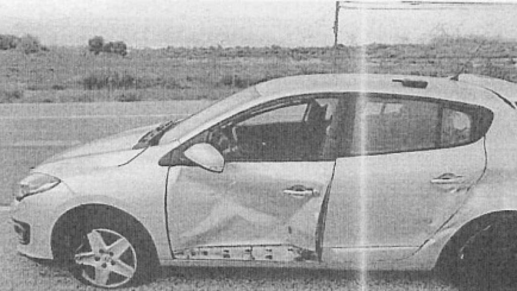 El coche camuflado de la Guardia Civil quedo siniestrado tras ser colisionado por el camión de dos sospechosos de la organización que transportaban marihuana.