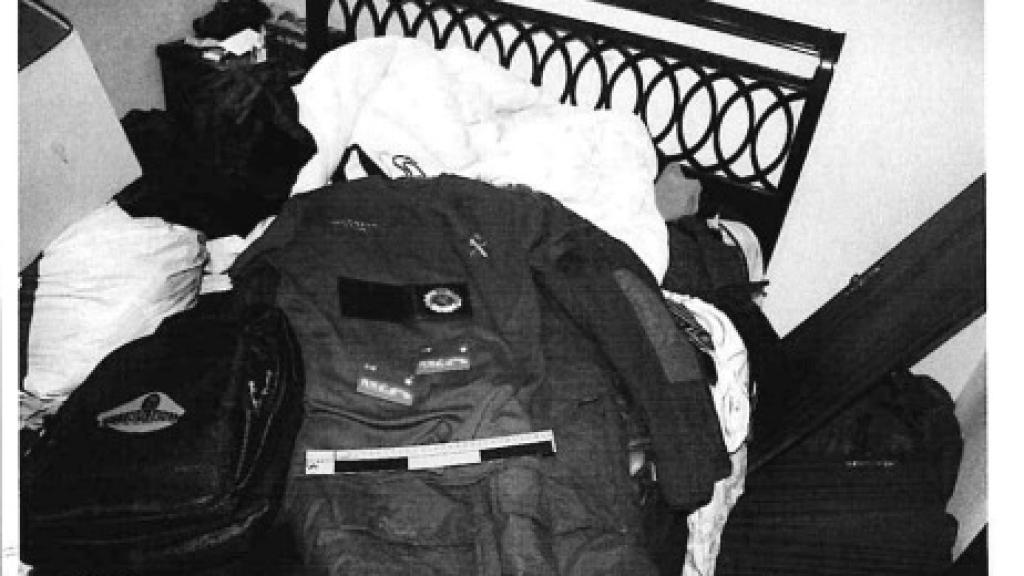 Placa y uniforme de la Guardia Civil con el que Tony supuestamente realizaba vuelcos a narcotraficantes.