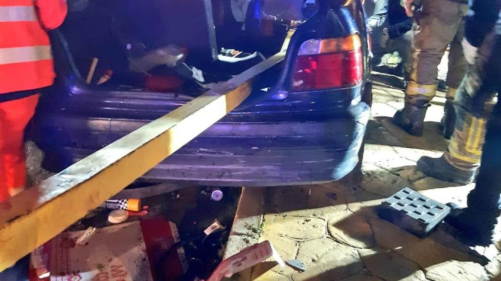 El quitamiedos atravesó el coche accidentado.