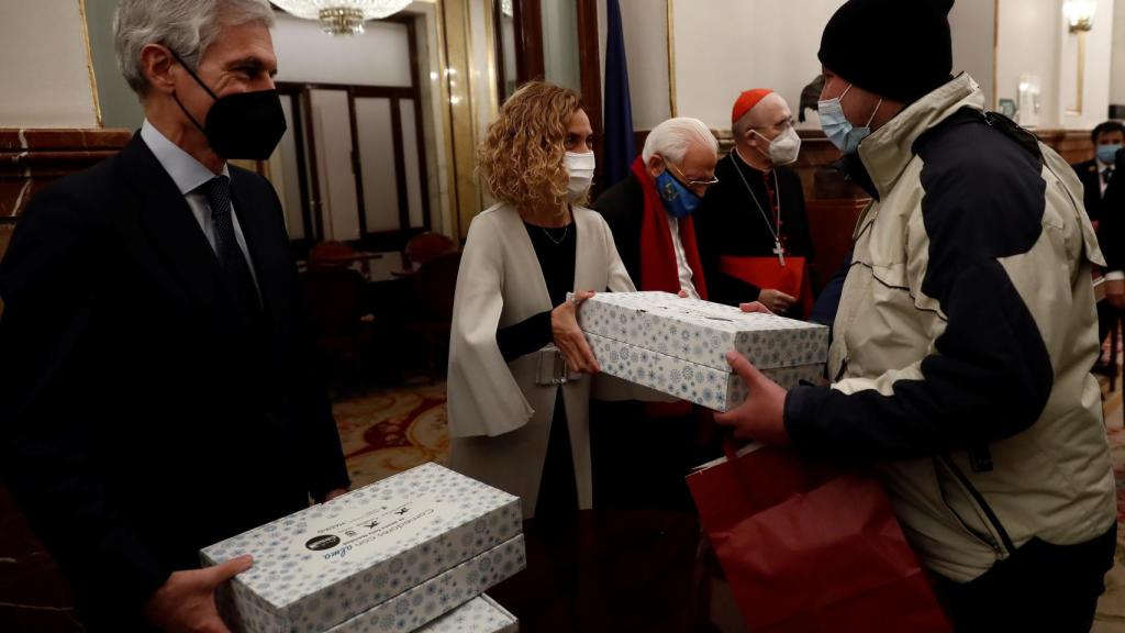 Adolfo Suárez, Meritxell Batet, el padre Ángel y el cardenal Carlos Osoro en el reparto de cenas de Nochebuena en el Congreso de los Diputados.