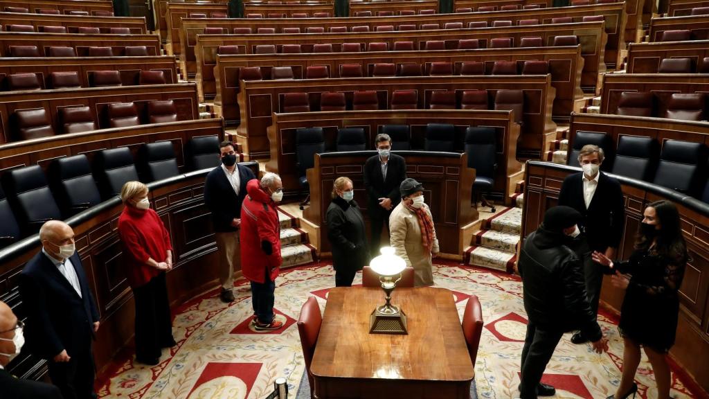 Diputados reciben en el hemiciclo a los receptores de las cenas de Nochebuena de Mensajeros de la Paz.