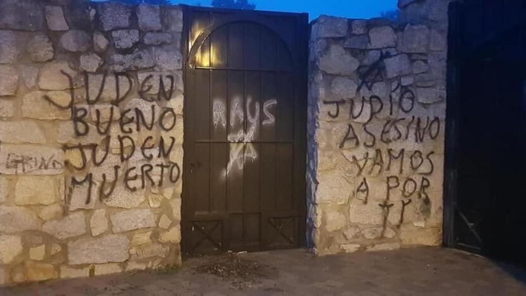 Pintadas en el cementerio judío de Hoyo de Manzanares, el más grande de España.
