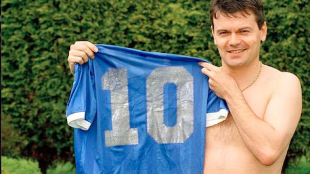 Steve Hodge con la camiseta de Maradona