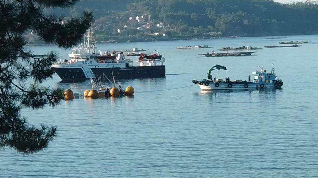 Tareas de reflote del barco accidentado.
