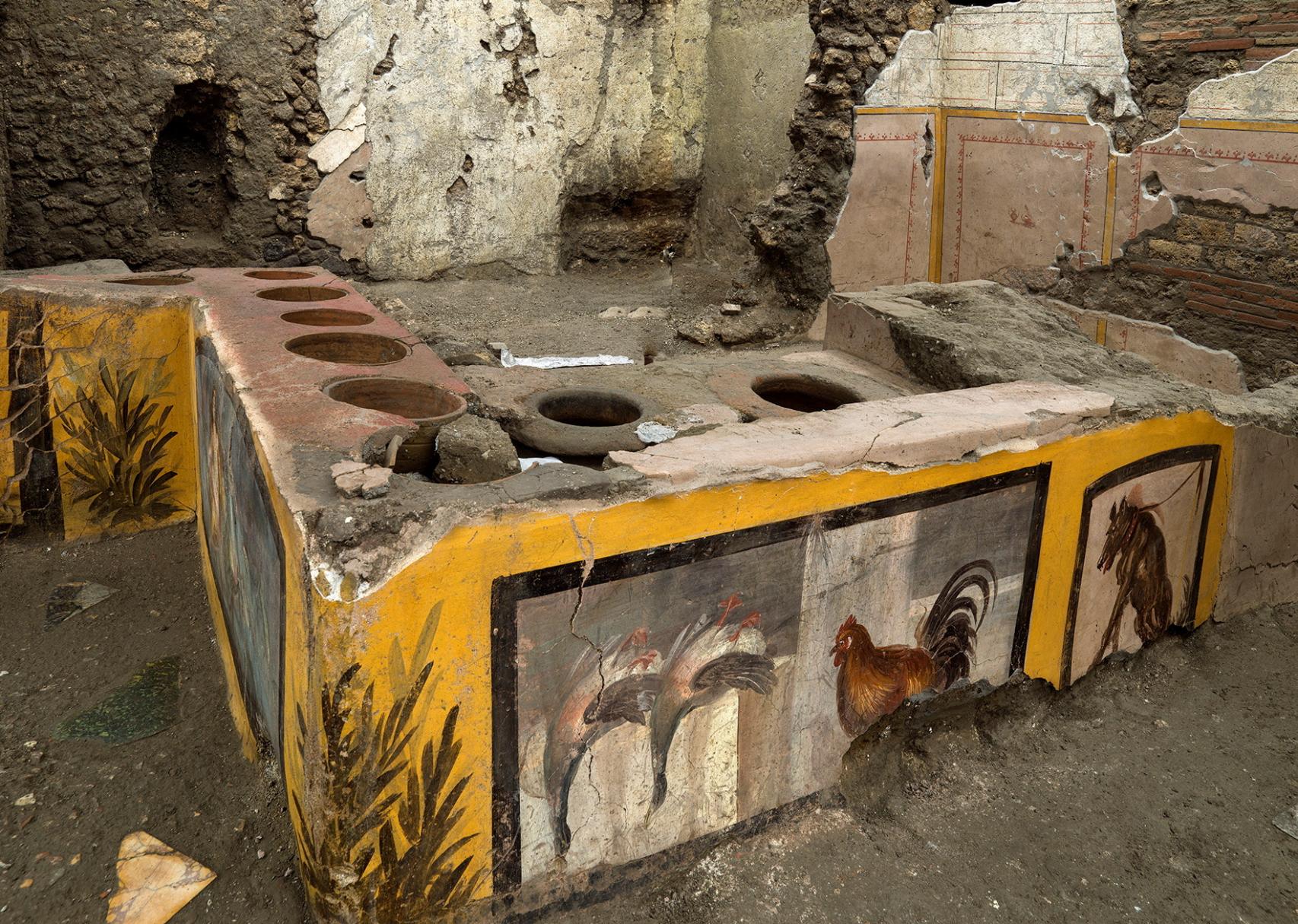 Otro de los mostradores del restaurante, con sus pinturas prácticamente intactas.