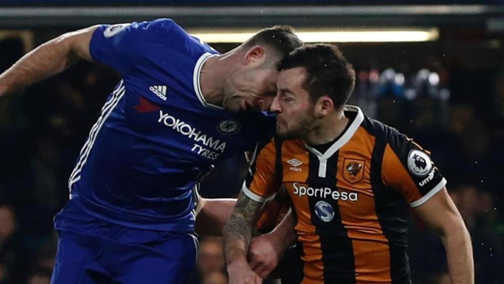 Gary Cahill y Ryan Mason, en el momento en el que el segundo recibe el golpe que haría que dejase de forma definitiva el fútbol profesional