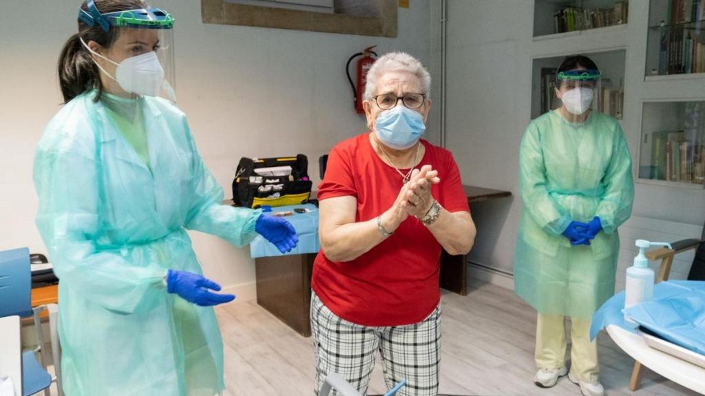 Nieves Cabo, primer vacunada en Galicia