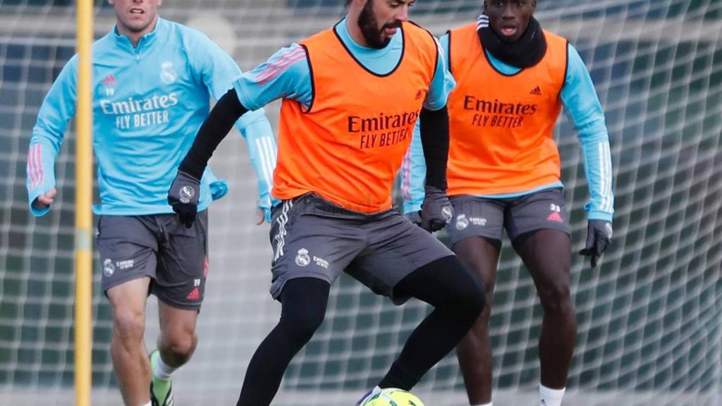 Isco, Odriozola y Ferland Mendy, durante el entrenamiento del Real Madrid