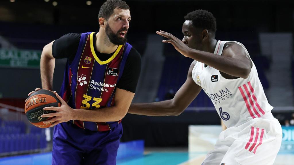 Mirotic en una acción con Usman Garuba en El Clásico ante el Real Madrid