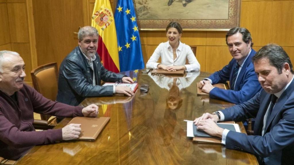La ministra de Trabajo, Yolanda Díaz, reunida con los líderes de los sindicatos y de las patronales.