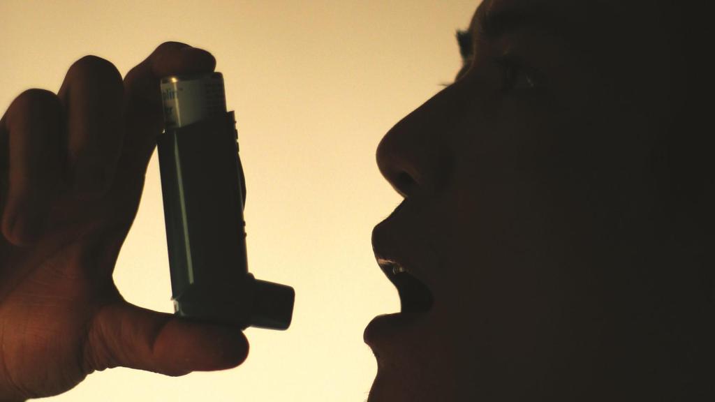 Un inhalador para el asma.