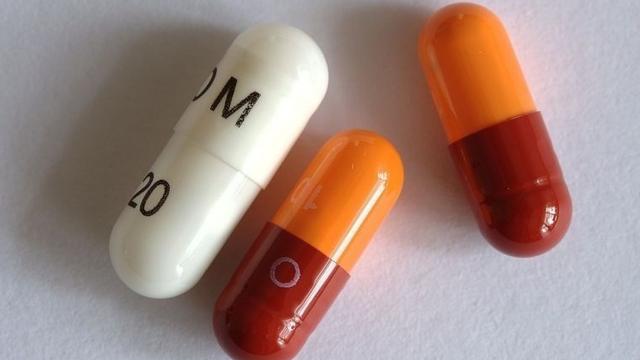 Unas píldoras de omeprazol.