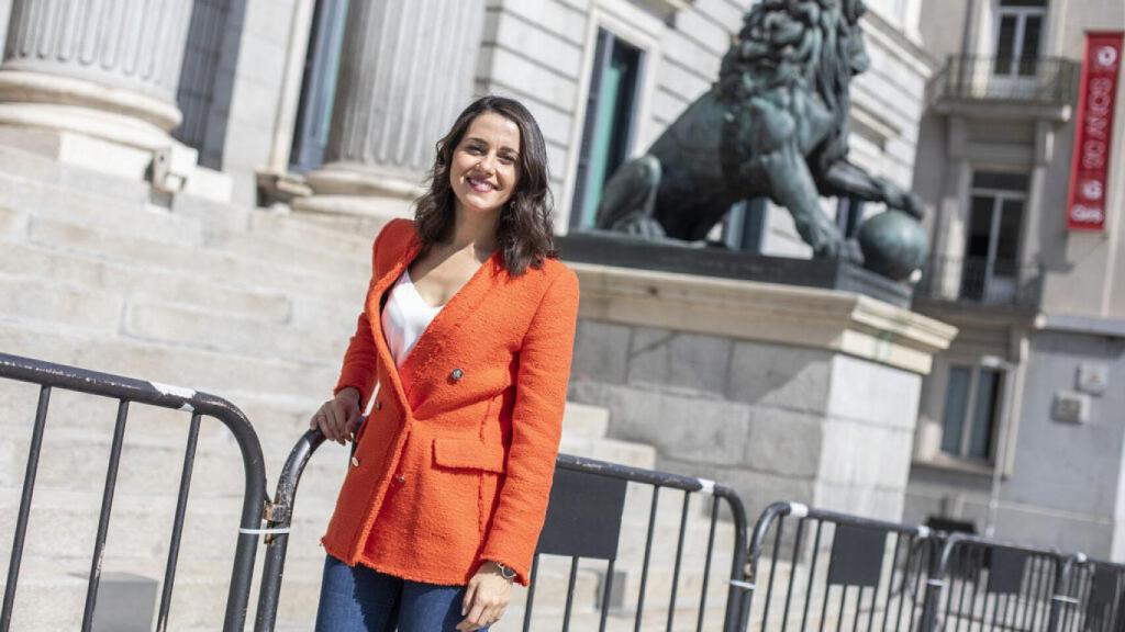Inés Arrimadas, en la entrada principal del Congreso.