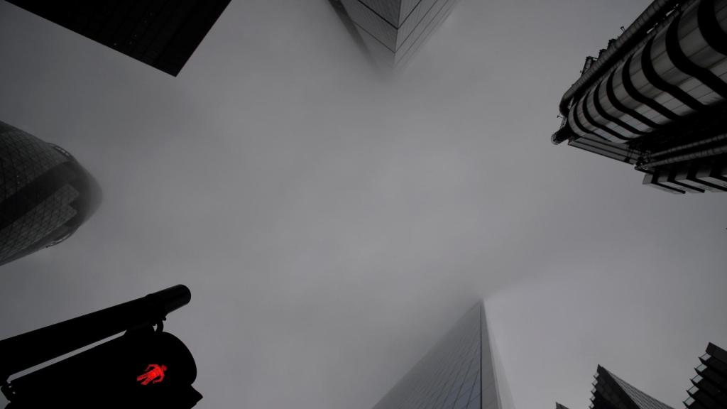 La City de Londres entre la niebla.