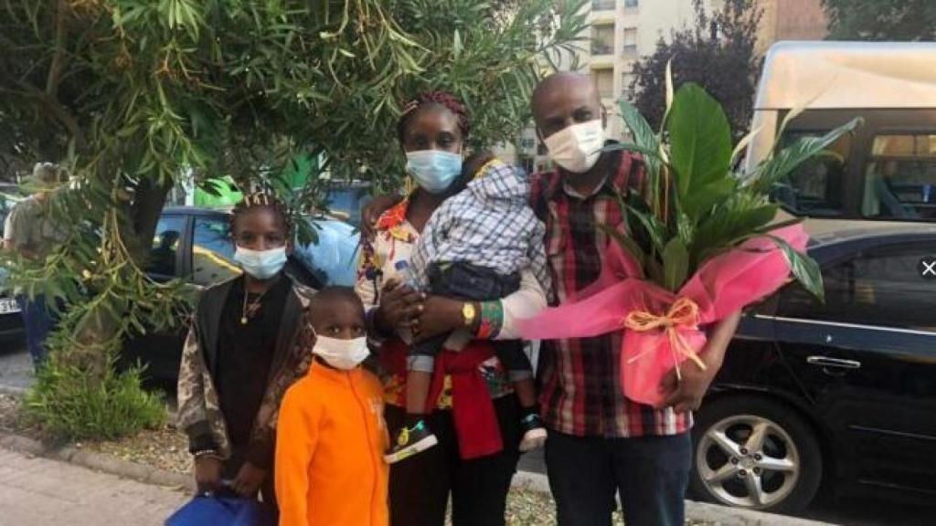 Anaso en compañía de su familia el día de su llegada a España.