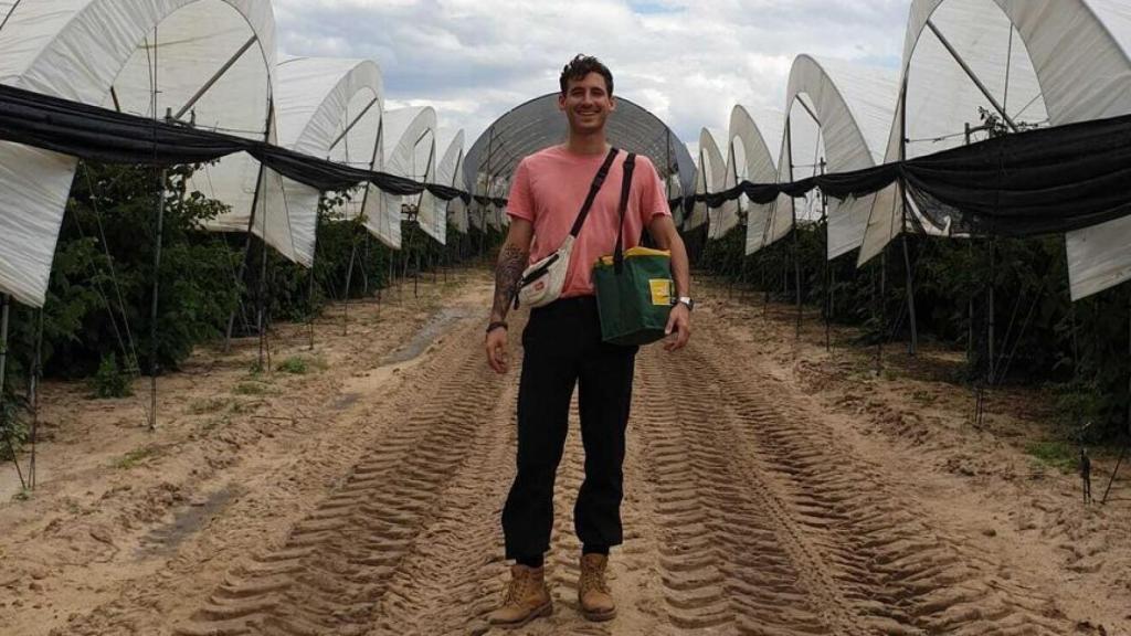 El sevillano Guillermo Huidobro en la finca fresera de El Rocío.