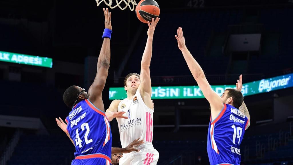 Causeur ante Anadolu Efes