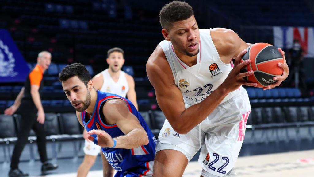 Tavares se lleva un rebote ante Anadolu Efes