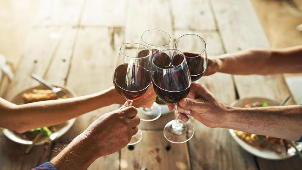 Los brindis seguirán siendo en casa.