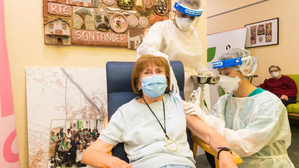 María Dolores Luzuriaga, la primera vacunada contra la Covid-19 en Cantabria.