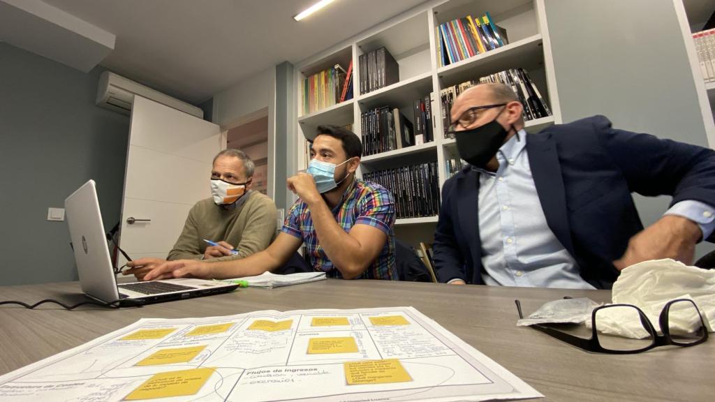 Tres de los mentores altruistas colaborando con la asociación Con Valores.