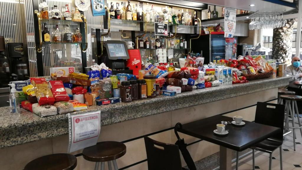 Cadena humana en el Ventorrillo (A Coruña) para transportar 200 kilos de comida solidarios