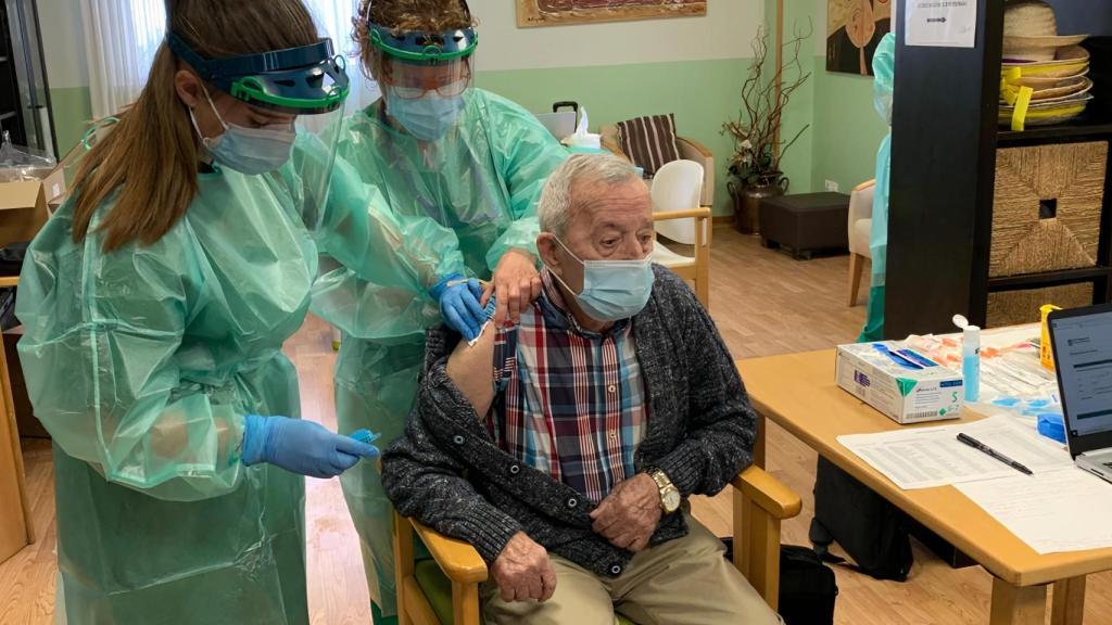 Juan Molina, primer vacunado del área de A Coruña.