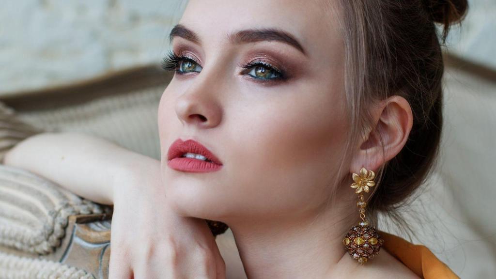 En tonos dorados y un suave delineado se convierte en el maquillaje más natural.