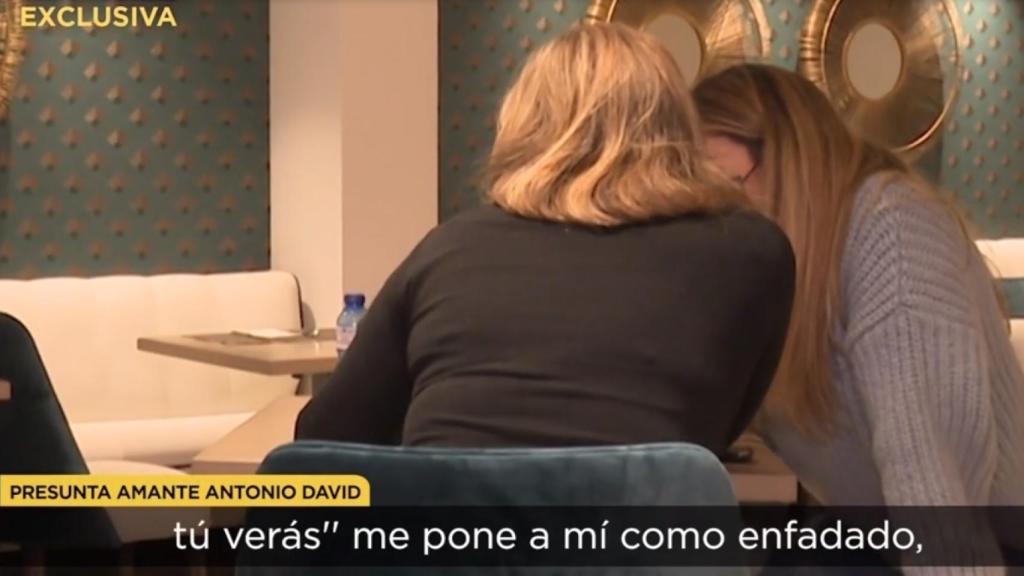 La supuesta amante enseñando los mensajes.