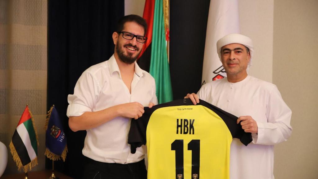 Moshe Hogeg (izquierda) y Sheik Hamad Bin Khalifa (derecha) tras el acuerdo por el que el jeque adquiere el 50% del Beitar Jerusalem