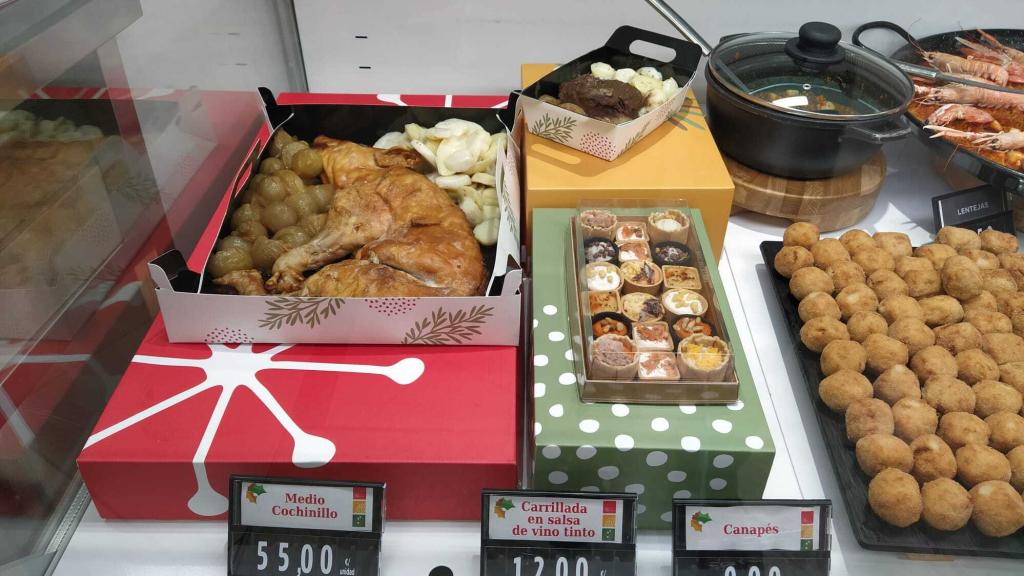 Tres de los platos especiales de Navidad de Mercadona expuestos a los clientes.