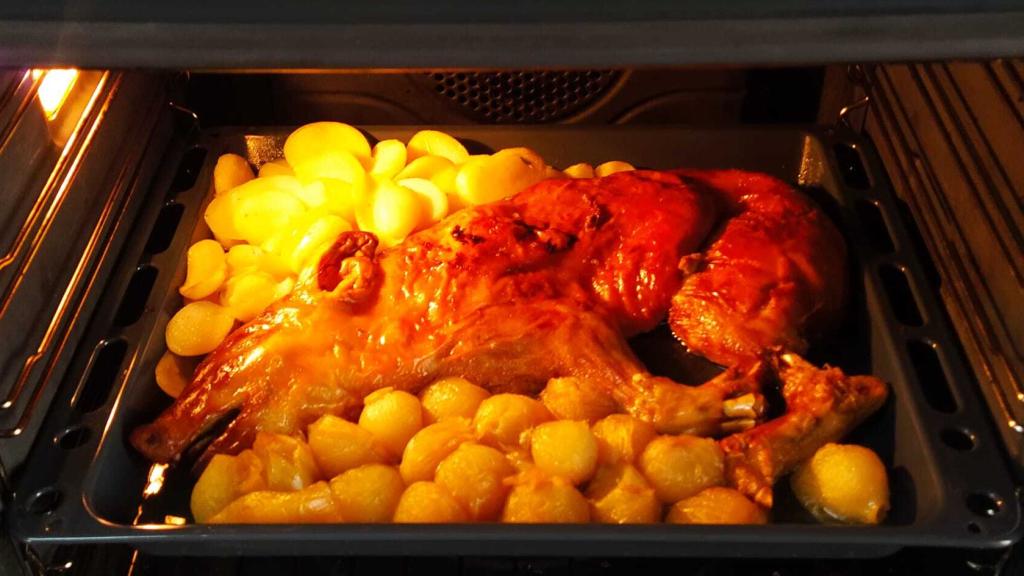 El cochinillo asado con patatas y cebollitas de Mercadona, terminando de hacerse durante 30 minutos en el horno.