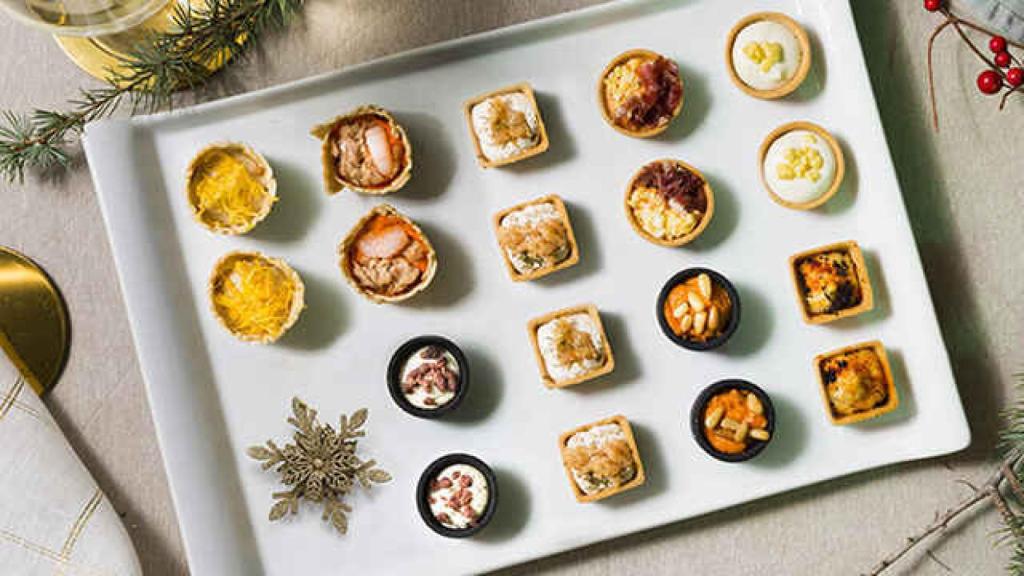 Mercadona vende una bandeja con 18 canapés por 9 euros.