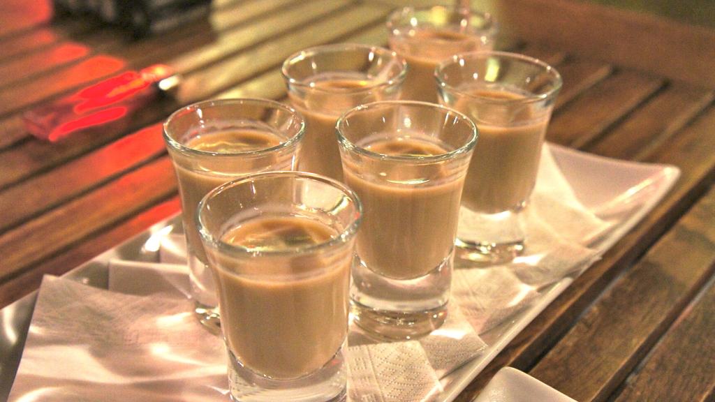 Unos chupitos de crema de orujo.