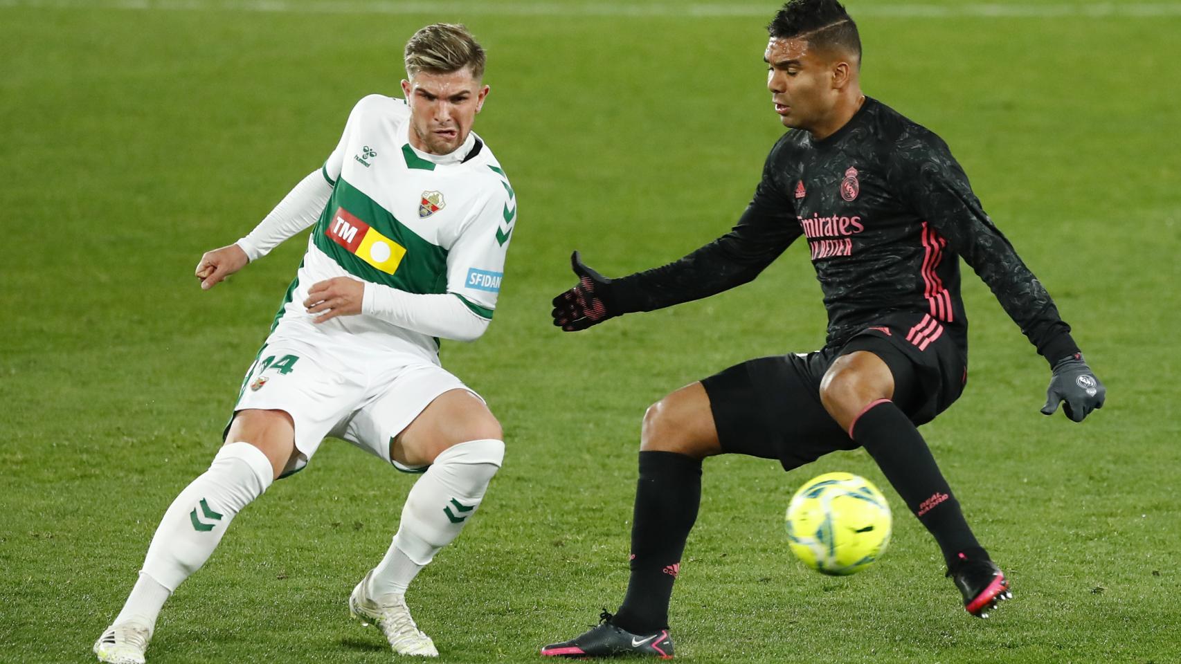 Guti y Casemiro pelean por un balón