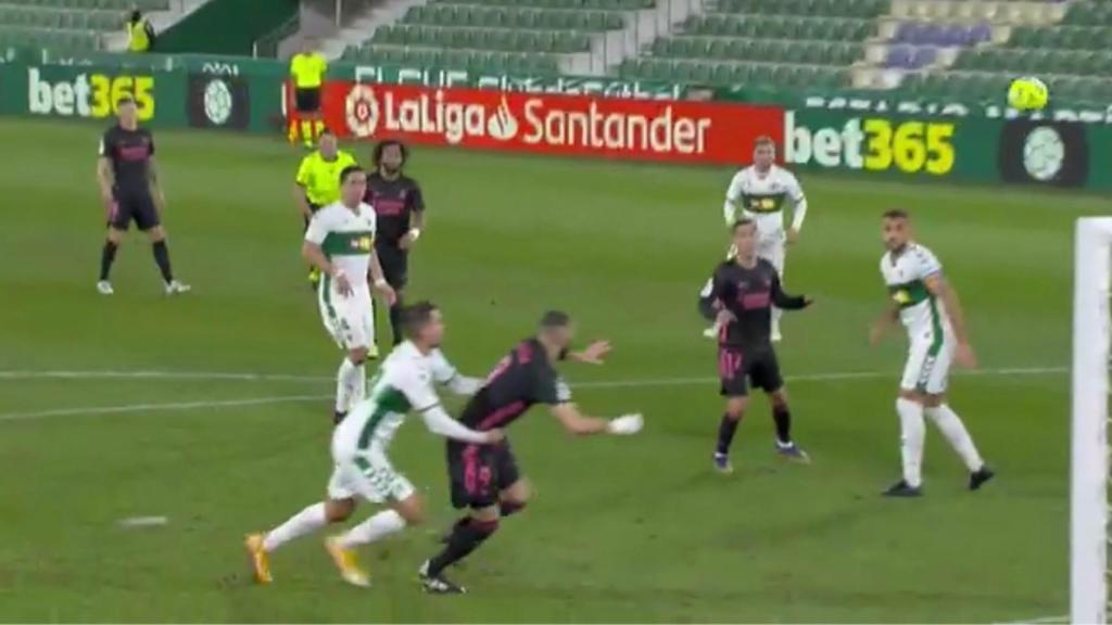 Penalti no pitado sobre Benzema