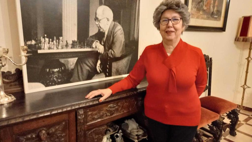 María José Navarro Azaña, en su casa de Alcalá de Henares, junto a una foto del tío Manolo.