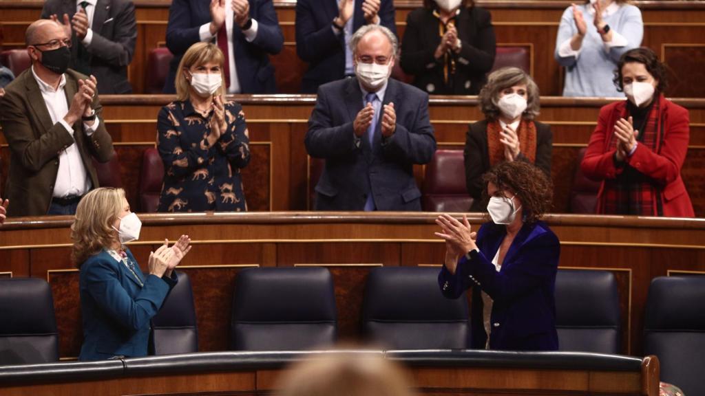La vicepresidenta tercera del Gobierno, Nadia Calviño, y la ministra de Hacienda y portavoz del Gobierno, María Jesús Montero, durante la primera fase de tramitación de la ley de Presupuestos en el Congreso.