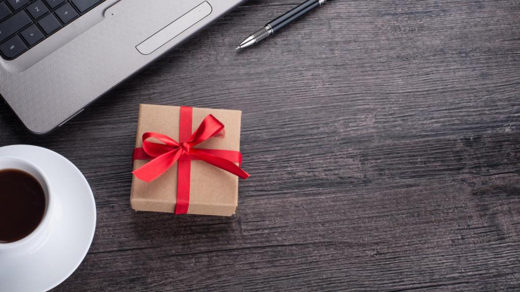 Un paquete de regalo en una mesa de trabajo.