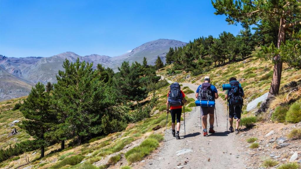 Imagen de archivo de varios senderistas.